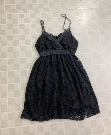 Schwarzes Spitzen-Spaghettiträgerkleid