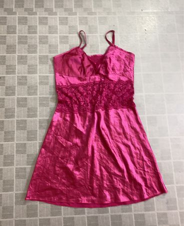 Rosa Satin-Nachthemd mit Spitzenbesatz