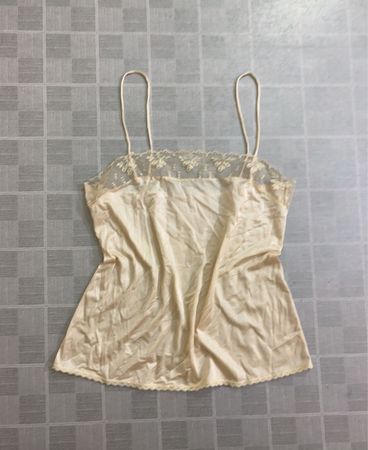 Cremefarbener Slip mit Spitzensaum