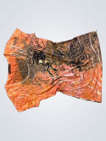 Orange- und Schwarz bedrucktes T-Shirt