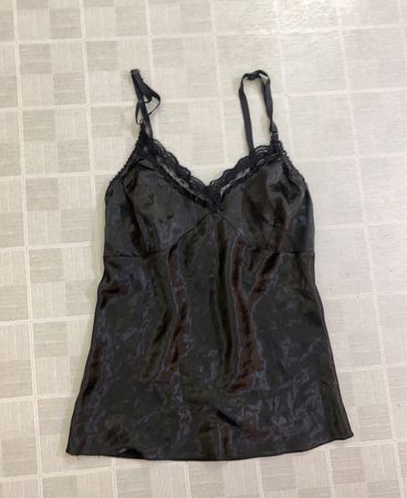 Schwarzes Satin-Negligé mit Spitzenbesatz