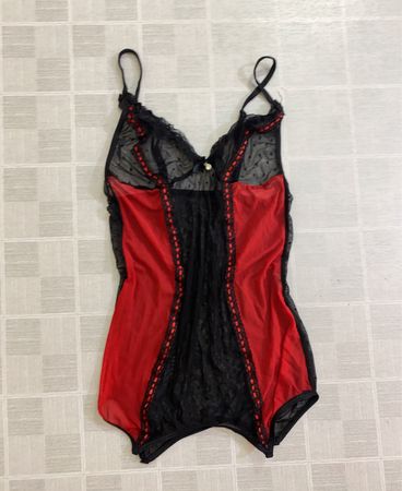 Rotes und schwarzes Spitzen-Teddyjäckchen