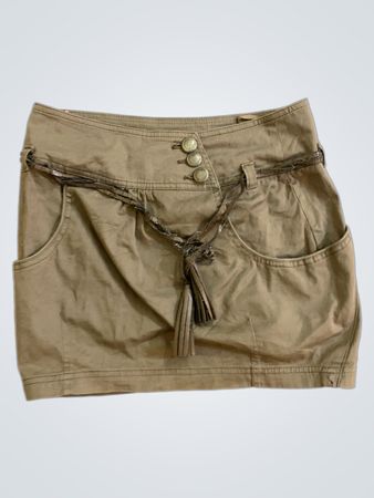 Khaki-Rock mit Gürtel