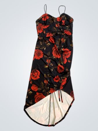 Schwarzes Kleid mit rotem Rosenmuster
