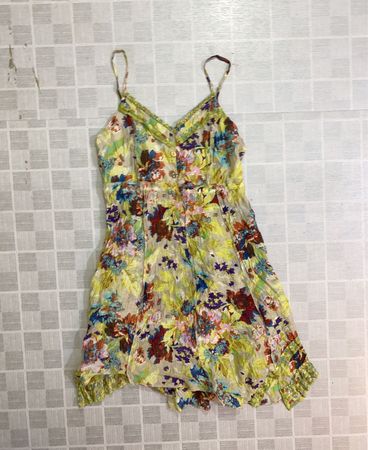 Gelbes Kleid mit Blumenmuster