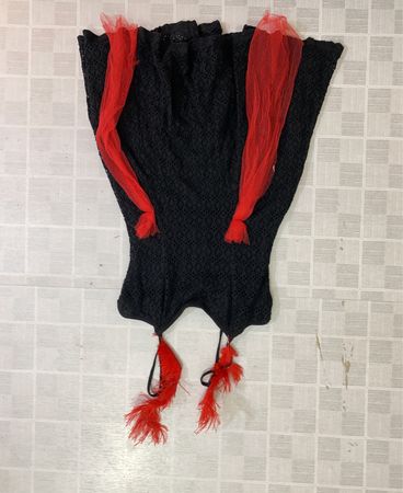 Schwarzes Häkelkleid mit rotem Tüll und Federrand