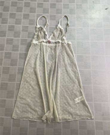 Transparentes weißes Nachthemd mit Polka-Dots