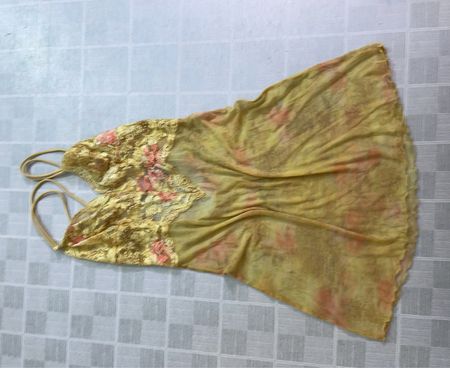 Gelbes Blumen-Spitzen-Unterkleid