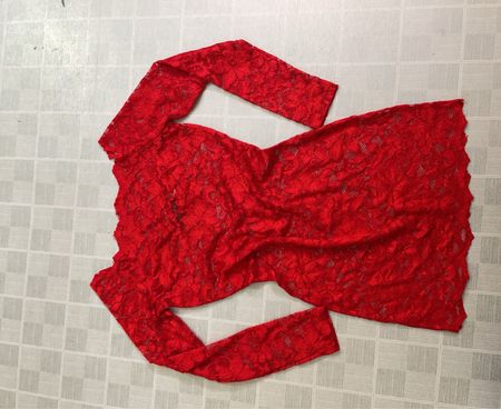 Rotes Spitzenkleid mit langen Ärmeln