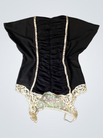 Schwarzes Top mit Pailletten und Spitzenbesatz