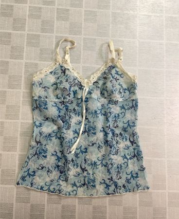 Blaues Blumenmuster-Chemise mit Spitzenbesatz
