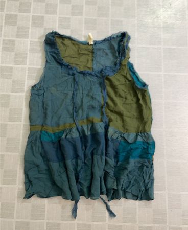 Blau-grünes gestreiftes Kleid