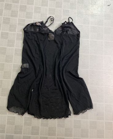 Queentex schwarzes transparentes Nachthemd mit Pailletten und Spitzenbesatz