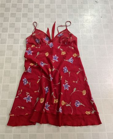 Rotes, florales Slipkleid