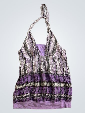 aufmerksam violett gemustertes Oberteil