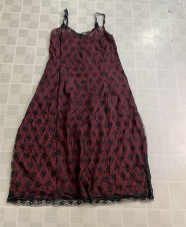 Burgunderrotes Blumen-Slipkleid mit schwarzer Spitzenbesatz