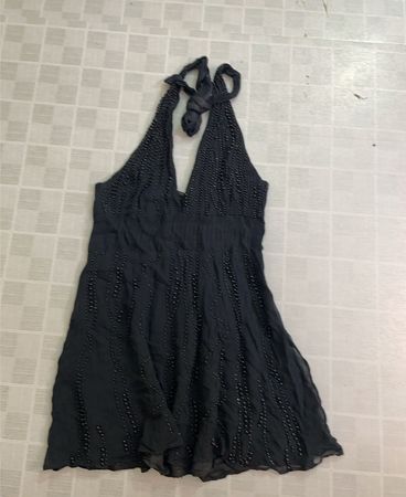 Schwarzes Neckholderkleid mit Perlenverzierung
