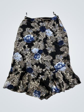 Schwarzes Kleid mit blauem Blumen- und Paisley-Muster