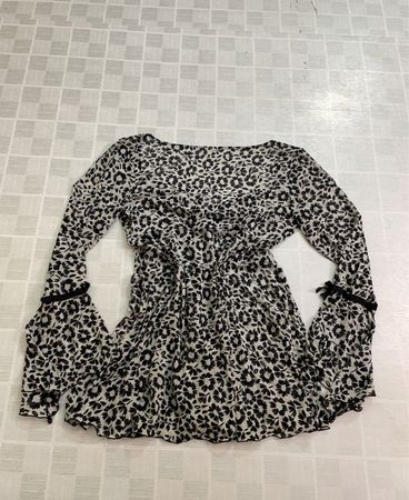 Schwarz-weiß geblümtes Kleid mit langen Ärmeln und Glockenärmeln