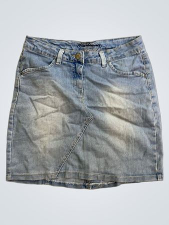 Hellblauer Jeansrock mit bestickten Taschen