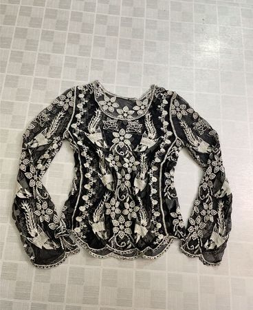 Schwarz-weiß besticktes Top
