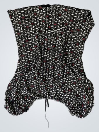 Schwarzes Top mit Blumenmuster und roten Akzenten