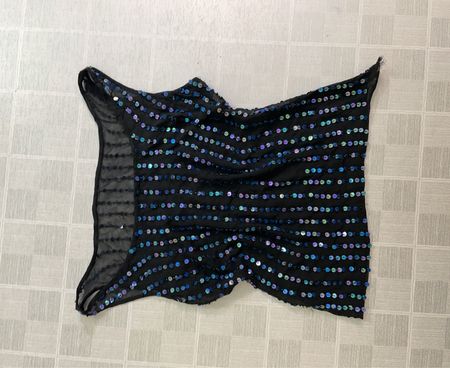 Schwarzes transparentes Oberteil mit schillernden Pailletten