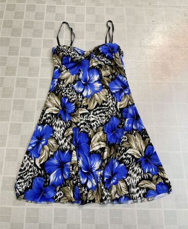 Blaues Kleid mit Blumenmuster