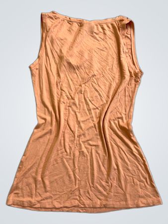 Pfirsichfarbenes T-Shirt mit Perlenverzierung