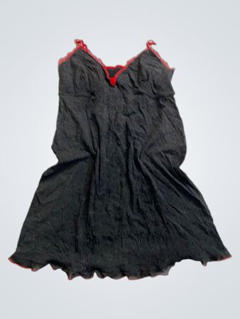 Dunkelgraues Kleid mit roter Einfassung