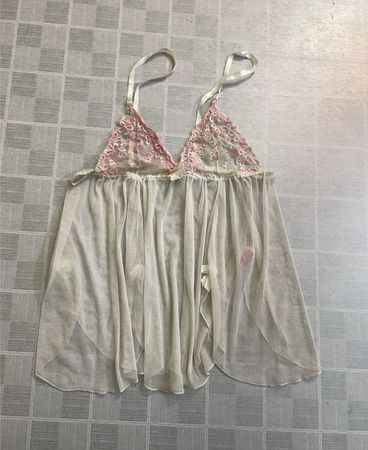 Sheer-Babydoll mit pinker Stickerei