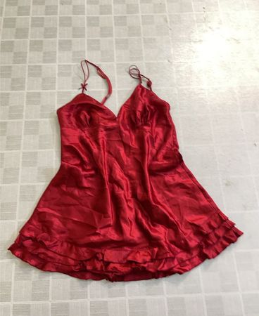 Rotes Satin-Negligé-Kleid