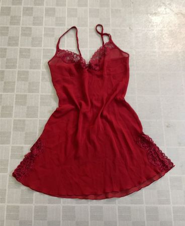 Rotes Negligékleid mit Spitzenbesatz