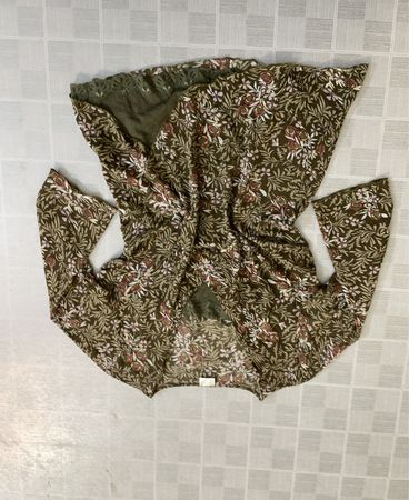 Grün geblümte Bluse