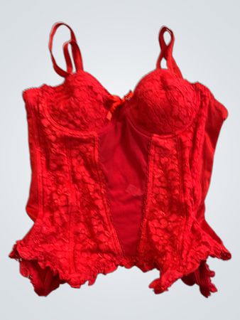 Rotes Korsett mit Spitzenbesatz