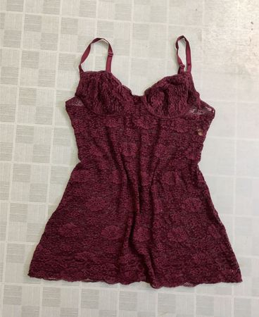 Bordeauxfarbene Spitzen-Camisole