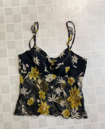 Schwarzes Spaghettiträger-Top mit Blumenmuster