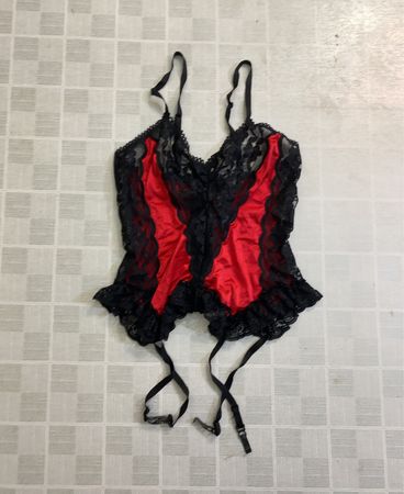 Rotes und schwarzes Spitzenkorsett