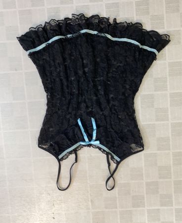 Beobachte Schwarzes Lace-Babydoll mit blauer Einfassung