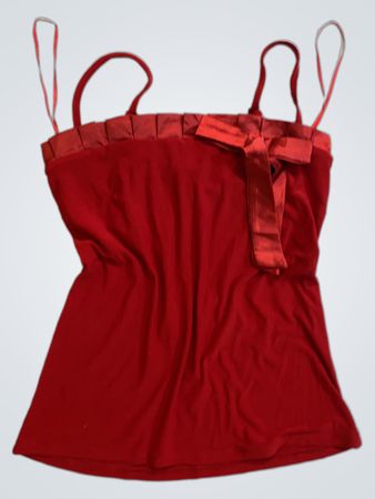 Rotes Trägertop mit Schleifendetail