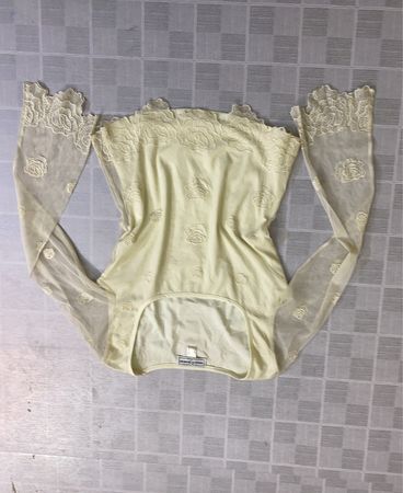 SINGH MADAN Spitzenbesetztes, transparentes Oberteil mit Ärmeln aus Chiffon