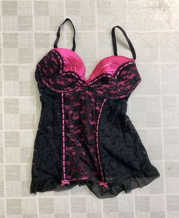 Schwarz-rosa Spitzenkorsett