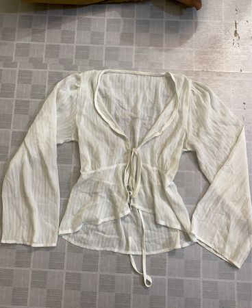 Weiße Bluse mit Bindeband vorne und Trompetenärmeln