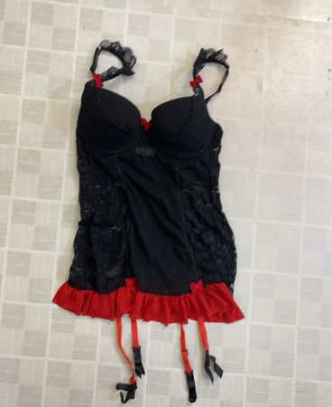 Schwarzes und rotes Dessous-Set