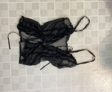Schwarzes Spitzenbesatz durchscheinendes Camisole