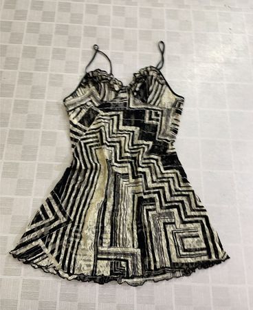 Modin Schwarzes und weißes geometrisches Spitzenkleid