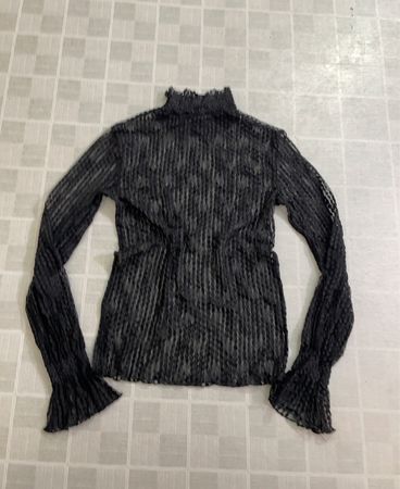 Schwarzes Mesh-Oberteil mit langen Ärmeln