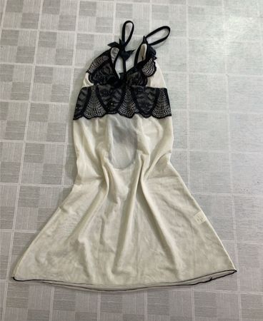 Durchsichtiger Babydoll-Nachthemd mit schwarzer Spitzenverzierung