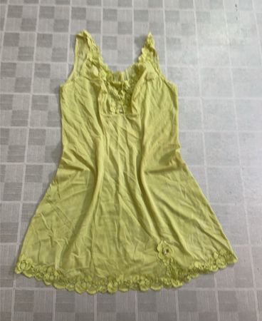 Gelbes Kleid mit Spitzenbesatz