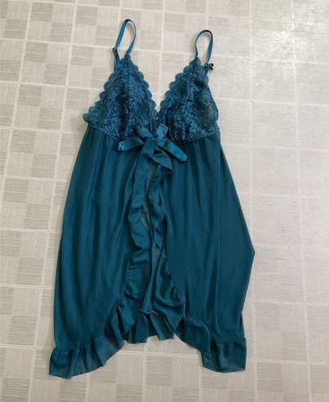 Taubengrünes Babydoll-Nachthemd mit Spitzenbesatz
